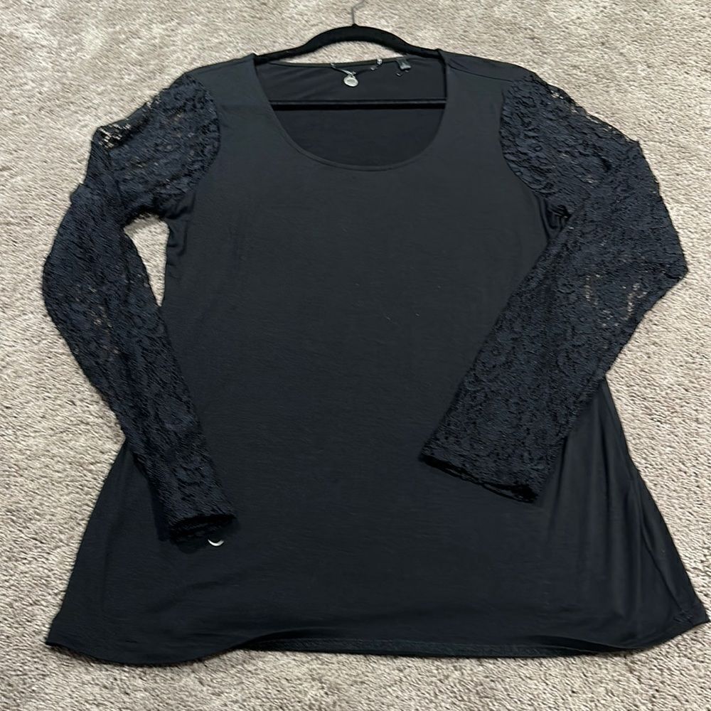 Black top ! Lace sleeves!! BKE Boutique size large!